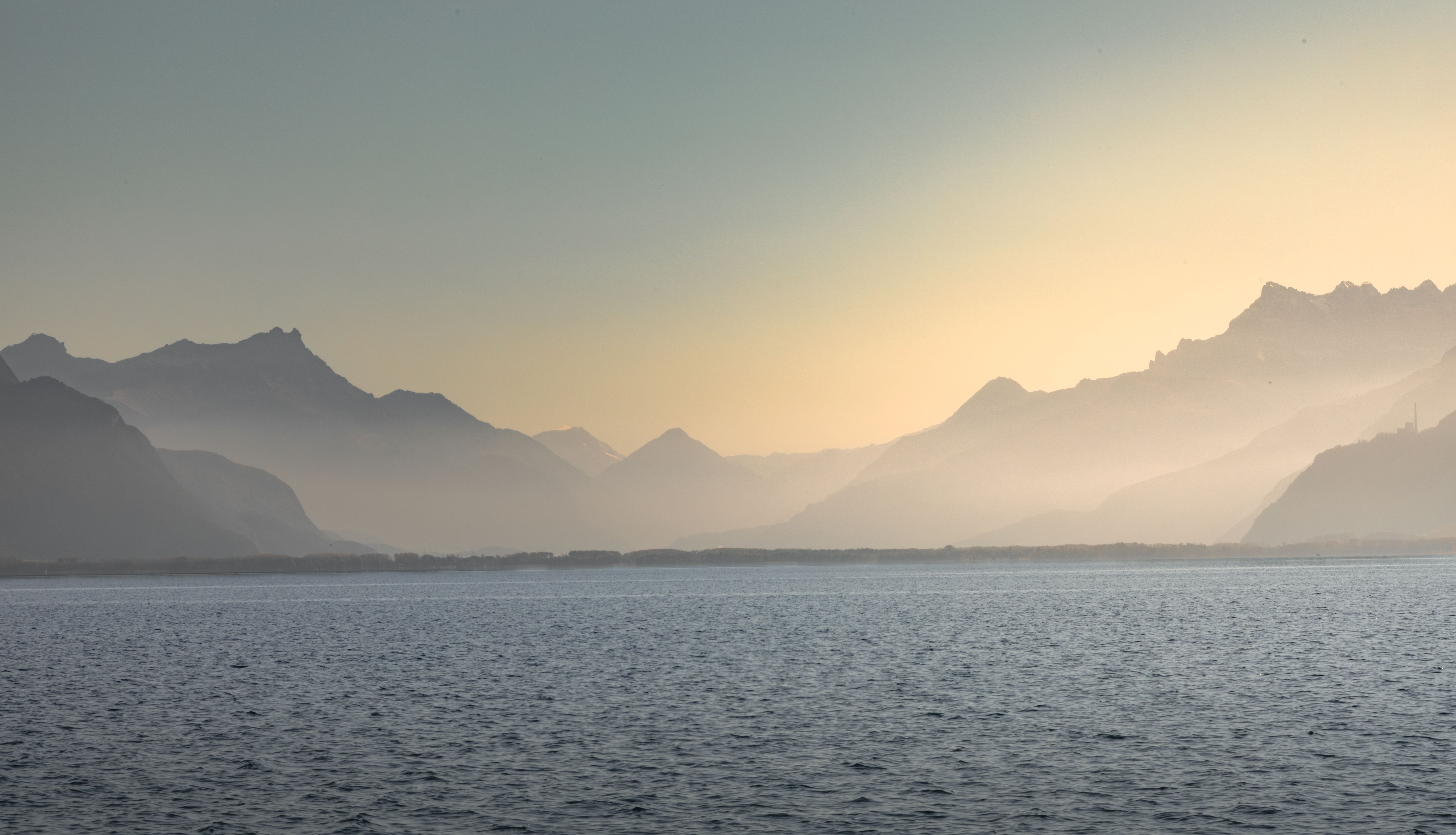 Les Alpes au-dessus du lac Léman au coucher du soleil, vues depuis Vevey